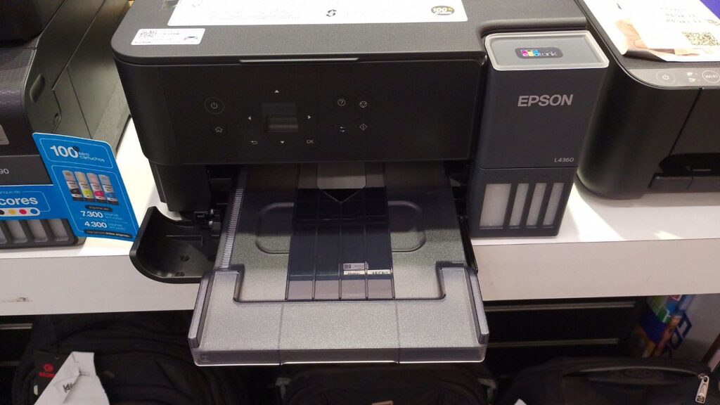 Epson EcoTank L4360 vista frontal com tanques de tinta, tampa da bandeja aberta e visor LCD colorido