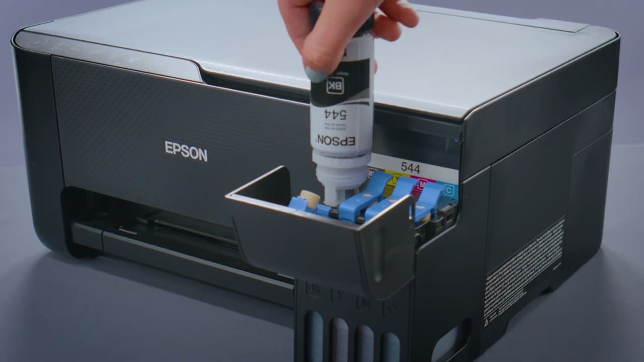 Adicionando tinta preta ao tanque de tinta da impressora epson l3250