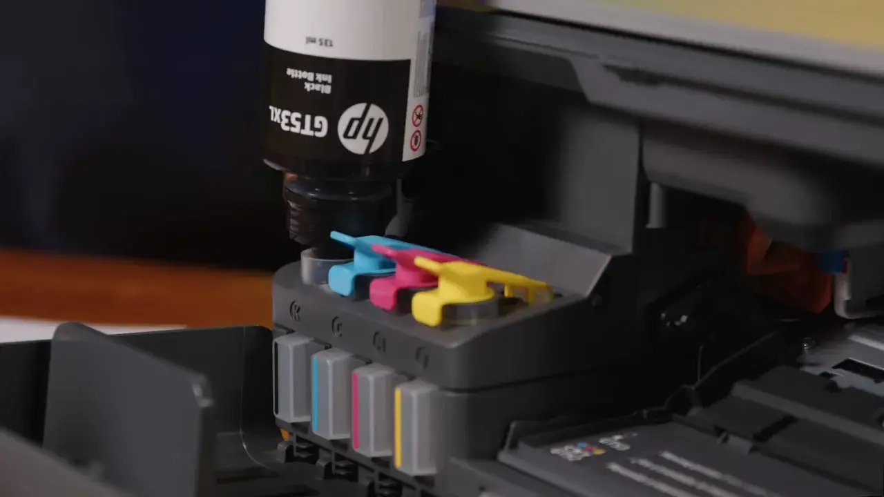 Carregando tanque de tinta da HP Smart Tank 581