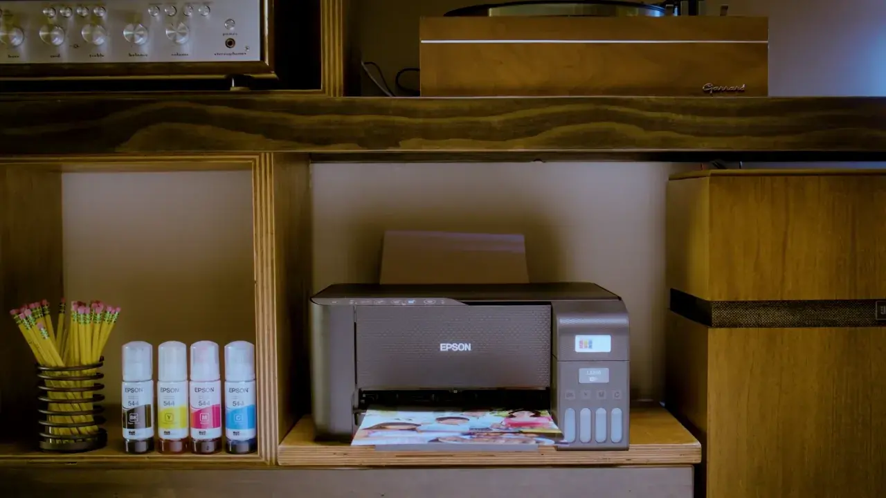 Epson EcoTank L3250 vista frontal com tanques de tinta visíveis