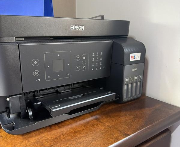 Epson EcoTank L5590 vista frontal com ADF, display LCD colorido e porta para cabo de fax