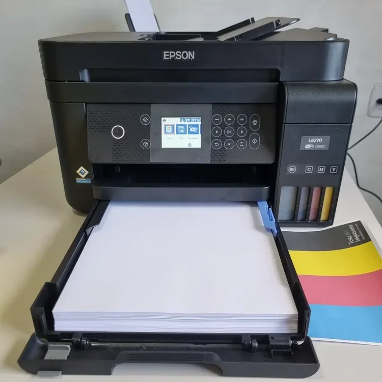 Epson EcoTank L6270 vista frontal com ADF, display LCD colorido e tanques de tinta visíveis