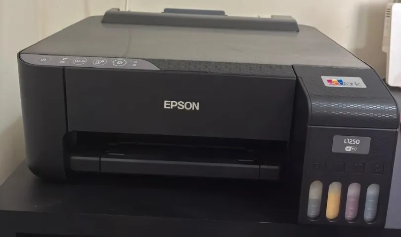 Tanques de tinta frontais da Epson EcoTank L1250 com visualização do nível de tinta