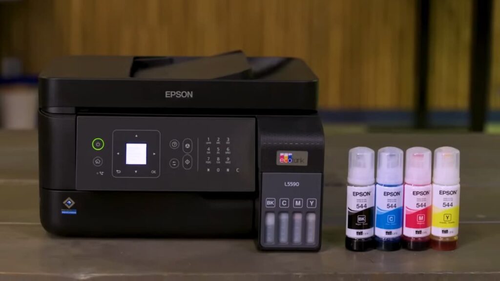 epson l5590 ao lado das garrafas de tinta preta e coloridas
