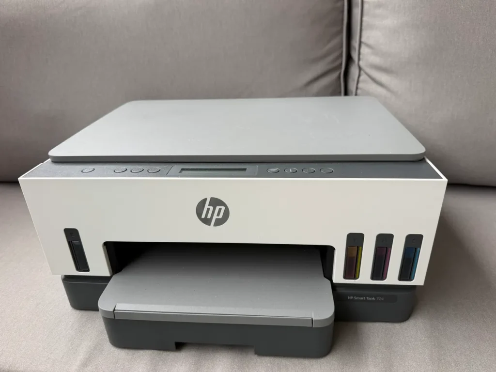 Impressora multifuncional HP Smart Tank 724 vista frontal com tanques de tinta e visor LCD