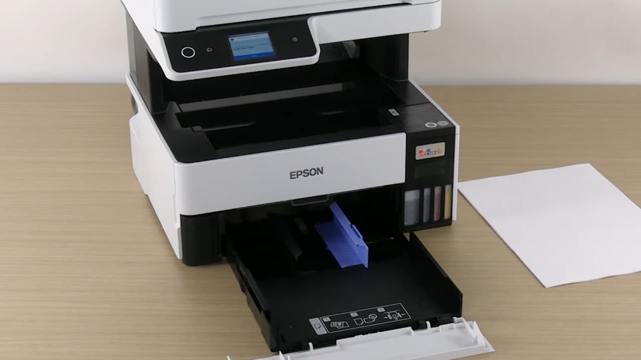 Epson EcoTank L6490 vista frontal com touchscreen 2,4 polegadas e tanques de tinta DURABrite visíveis